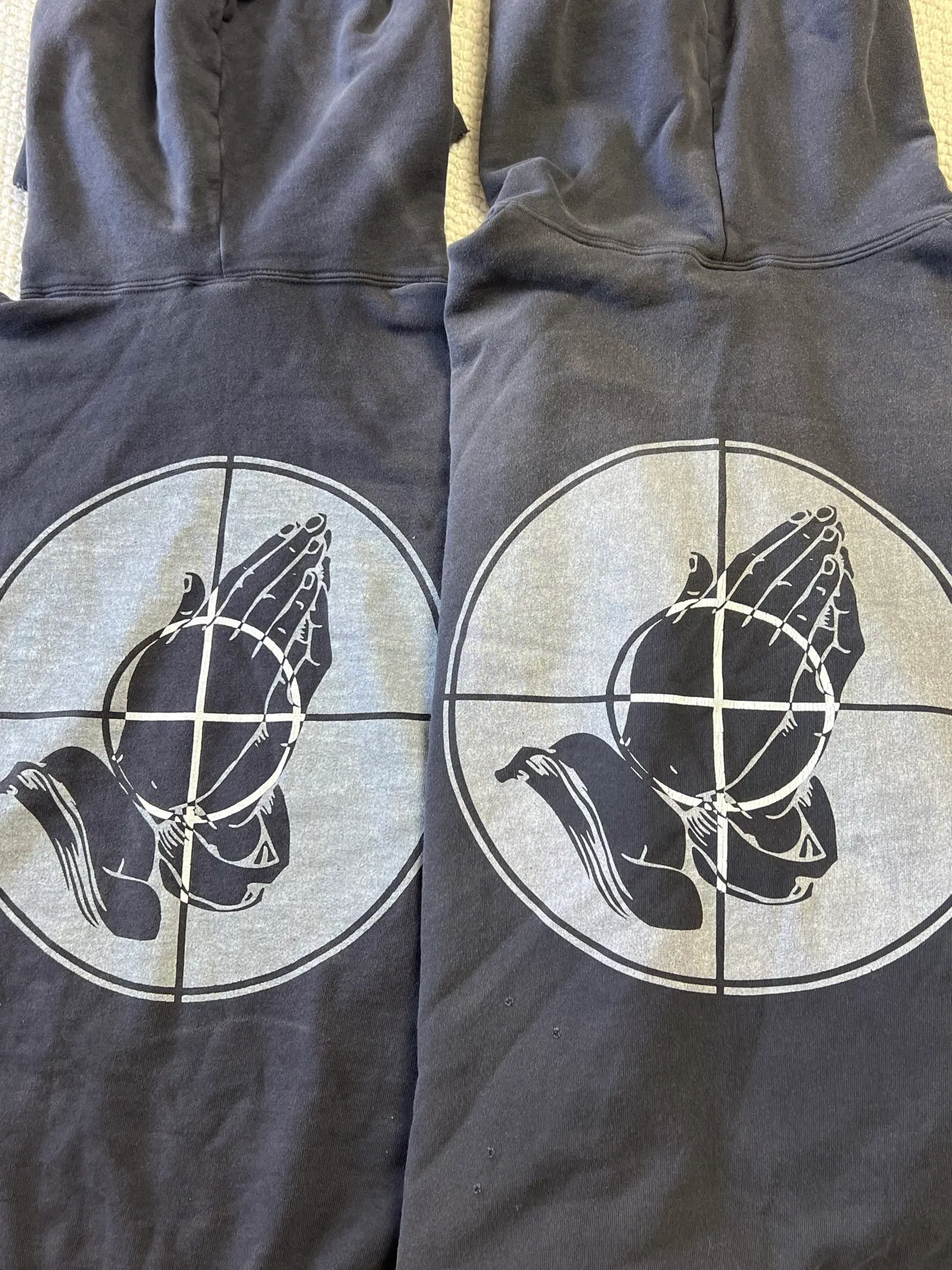 Pattern vs original SAINT Mxxxxxx × FEAR OF GOD FG_HOODIE/SNT OF GOD/BLK FOG joint model ETERNAL praying crosshair distressed hoodie. Washed black S-XL This season's hot and super popular joint model. The original version is the same. Spring and summer thin fabrics are comfortable on the upper body. The BOXY version with short fat and wide shoulder line is a fashion favorite. It has a high-end feel. Heavy washing and water fading technology. The horse is repositioned. Too much wear and damage and graffiti treatment. Correct version FOG co-branded main mark/wash mark/little angel mark